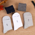 Оптовые модные носки из натурального хлопка из полиэстера и жаккарда для мужчин с логотипом на заказ